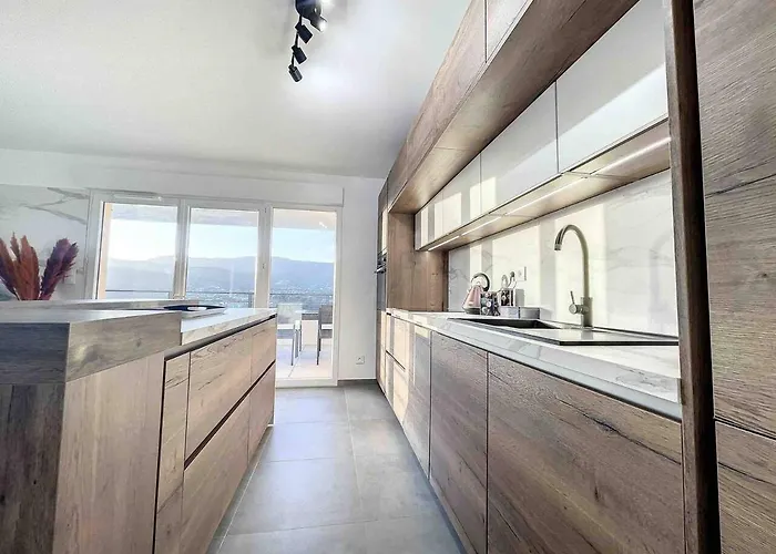 Avec Très Jolie Vue *